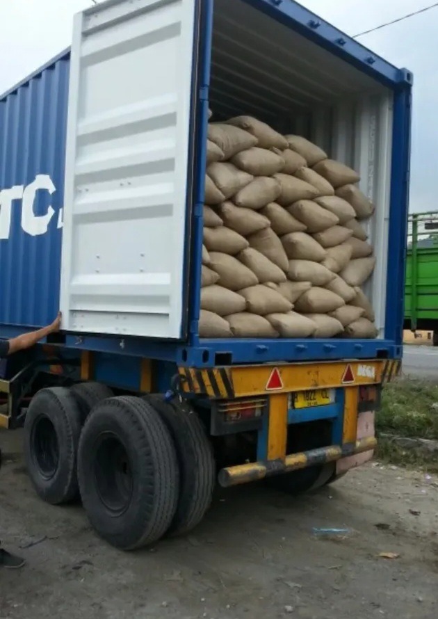 Full Container Load (FCL) green coffee export stuffing on container truck